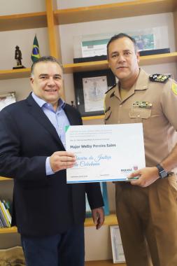 Ney Leprevost entrega reconhecimento público ao Tenente Coronel da Casa Militar 