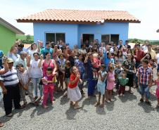 Governo entrega casas populares para famílias de Manoel Ribas