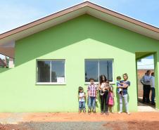 Governo entrega casas populares para famílias de Manoel Ribas