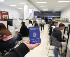 Número de trabalhadores estrangeiros quase dobrou no Paraná entre 2018 e 2022